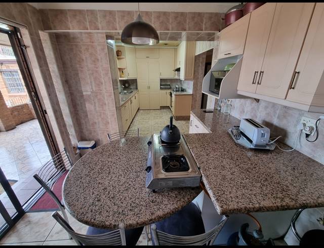 6 BEDROOM HOUSE FOR SALE IN LINMEYER